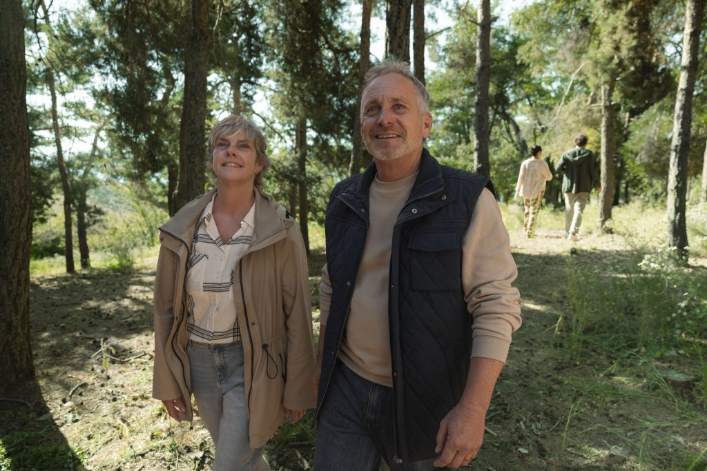 coppia di mezza età che passeggia in un parco