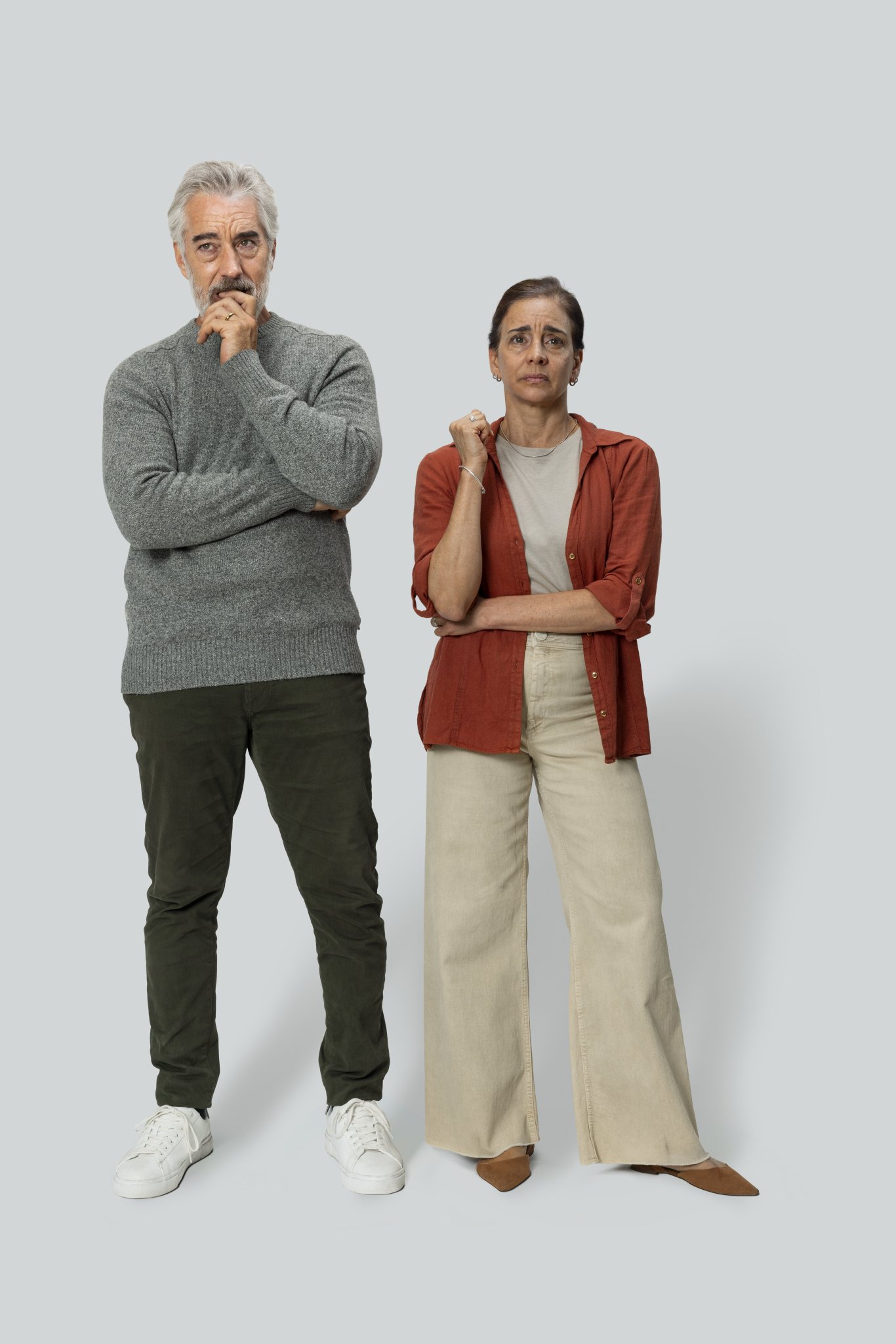 coppia di mezza età in piedi, visibilmente perplessi